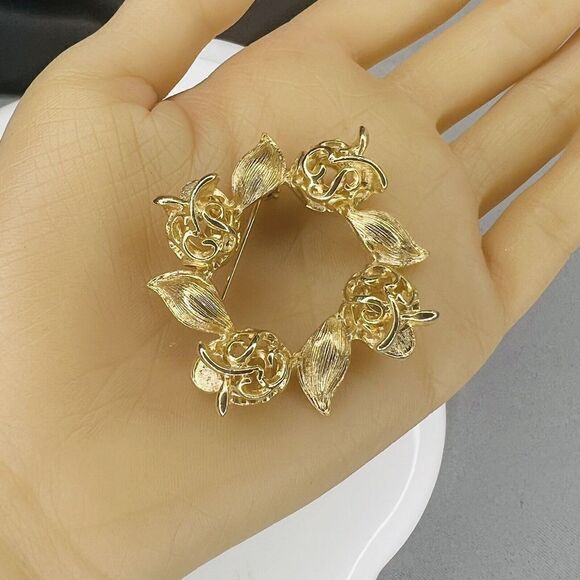 Vintage Signed SARAH COVENTRY Gold T Flower Holiday Wreath Brooch Pendant 4523 - Picture 3 of 7